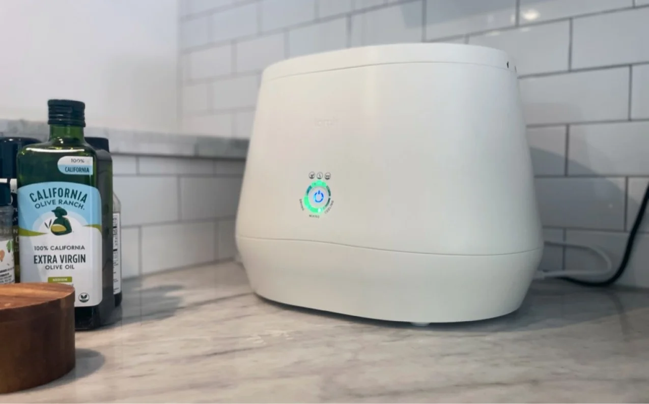 The large Lomi compost bucket suited for small spaces